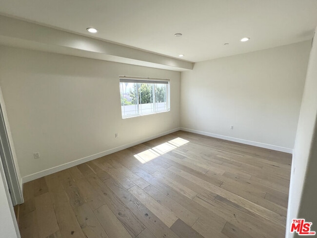 Building Photo - 5019 W Maplewood Ave