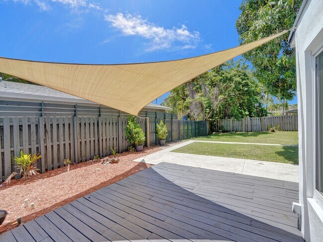 Building Photo - 1713 NE 15th Ave