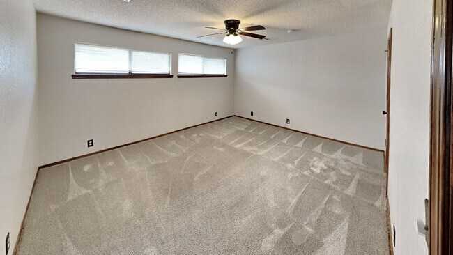 Building Photo - Spacious Townhouse 3 Bedroom 2 Bathroom with Bonus Room