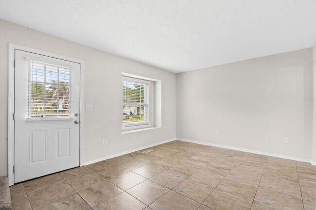 Building Photo - End unit of a Triplex within walking dista...