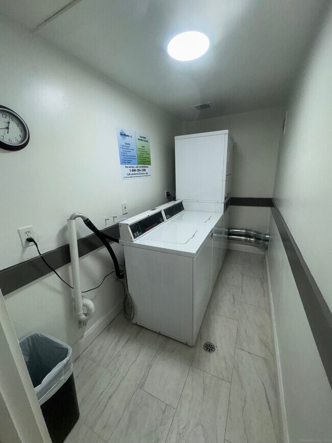 Building Photo - 891 West Blvd