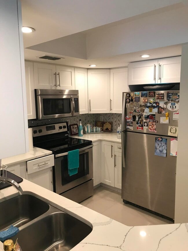 Building Photo - 700 Crestwood Ct S