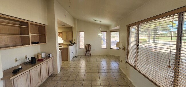 Building Photo - Lovely 2 bedroom 2 bathroom home located i...