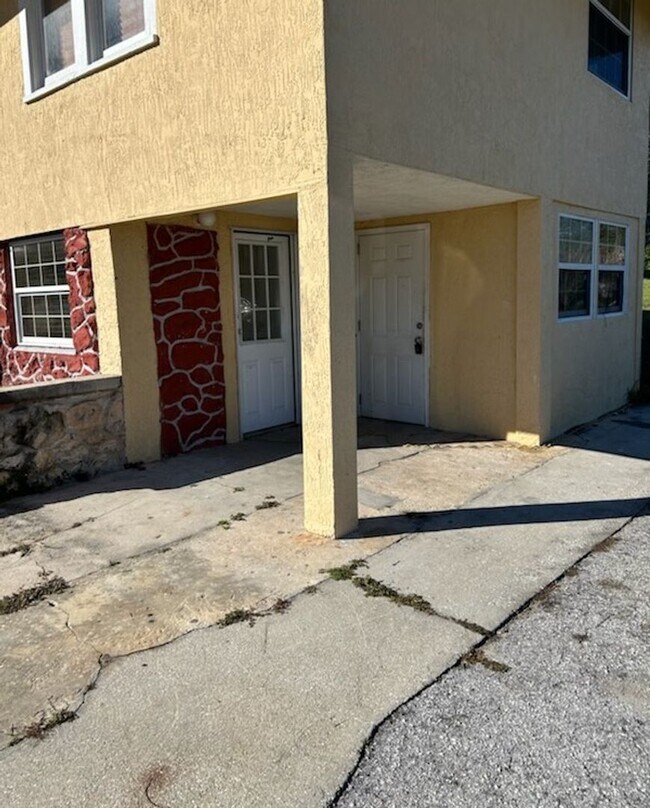 Building Photo - 1/1 Bottom level Duplex!