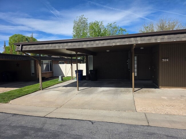 Building Photo - Spacious 4 bedroom 3 bathroom townhouse!