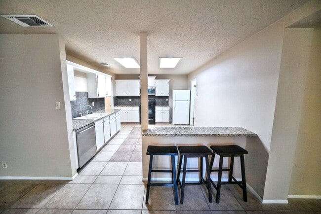 Building Photo - Cozy 3-Bed, 2-Bath with Fireplace in Prime NW Location - Realtor Commission: $500