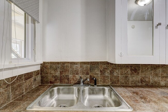 Building Photo - 1 Bed 1 Bath apartment in Okc close to Plaza District!