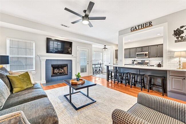 Building Photo - 701 SW Maidstone Ave