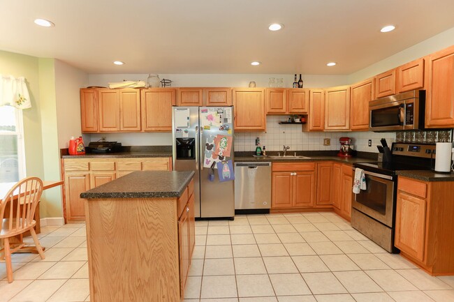 Building Photo - Modern Comfort in a Peaceful Setting – 4BR...