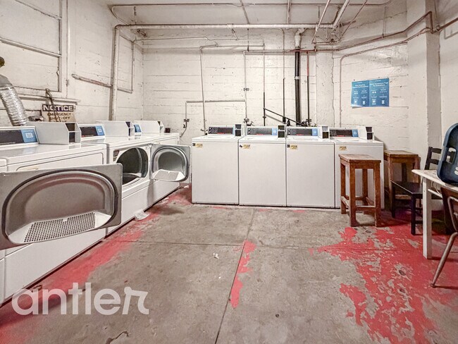 Building Photo - 724 S Mariposa Ave