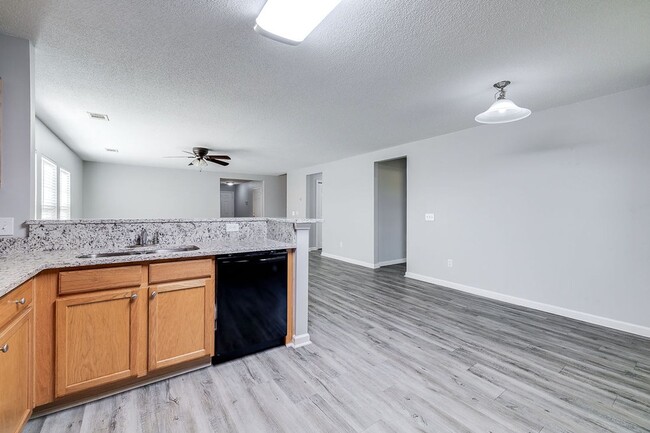 Building Photo - Spacious & Beautifully Maintained 5BR/3BA ...