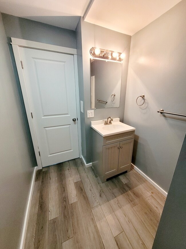 Building Photo - 729 Bates St SE