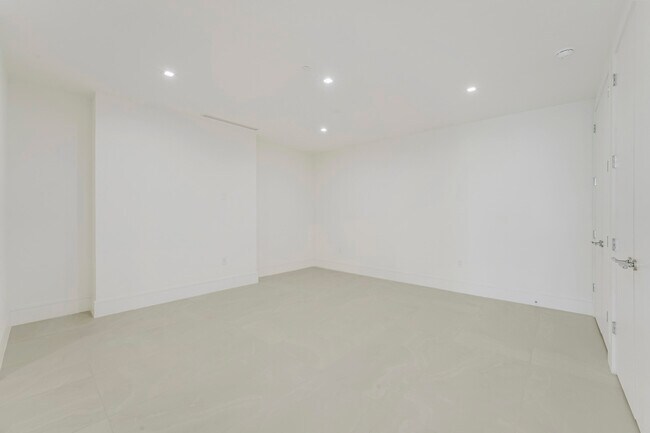 Building Photo - 220 Lake Shore Dr