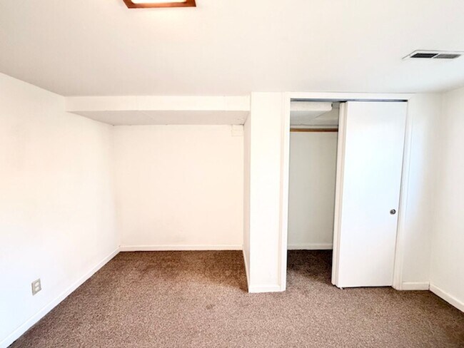 Building Photo - Ideal For Student Housing