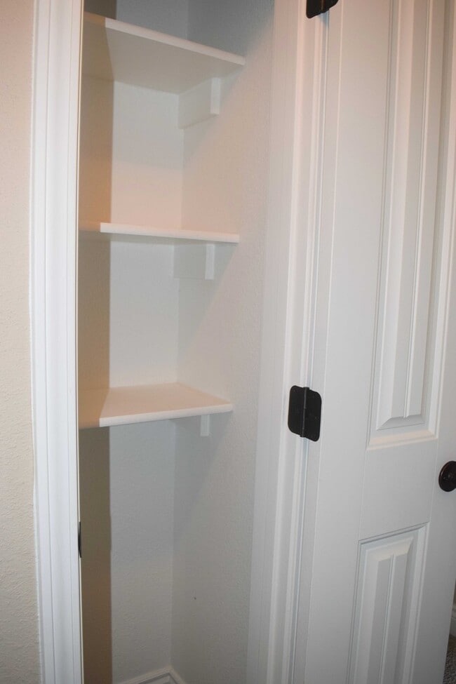 Building Photo - Gorgeous Split Foyer Home!