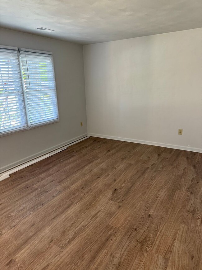 Building Photo - North Roanoke County Duplex