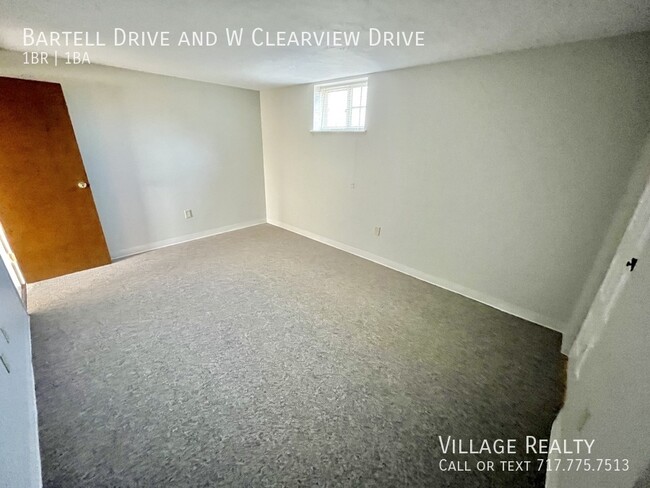 Building Photo - No Steps! Remodeled 1-Bed Convenient to I-...