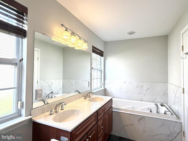 Building Photo - 25 Canal View Dr