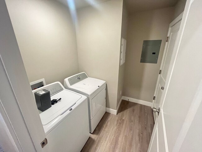 Building Photo - Cedar Bend End Unit