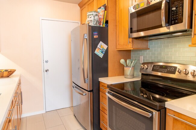 Building Photo - 960 Larrabee St