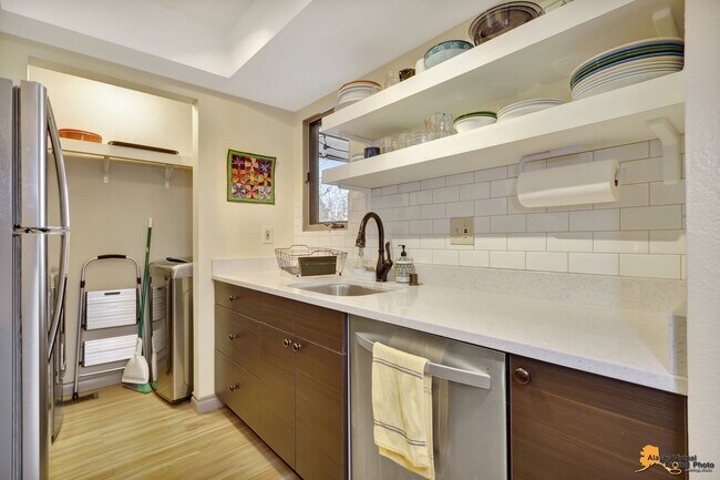 Building Photo - South Anchorage 2 bed/2 bath Condo with Garage and In Unit Laundry