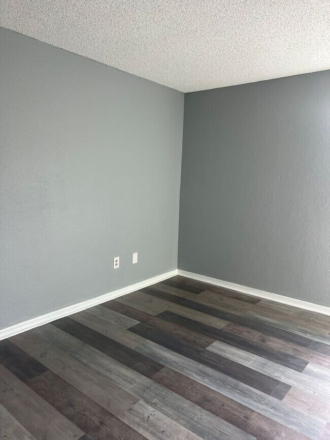 Building Photo - Beautiful 2-Bedroom Condo in Gated Venetian Place