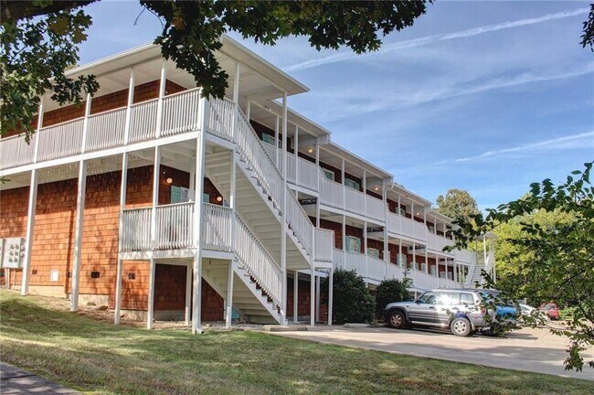 Building Photo - 944 N Storer Ave