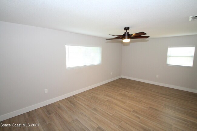Building Photo - 580 Pine Tree Dr