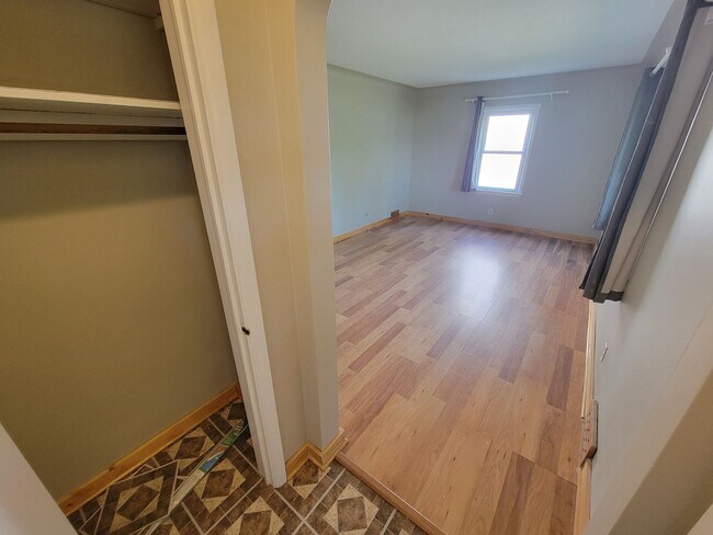 Building Photo - AVAILABLE AUGUST 15th - 4 Bed 3 Bath w/ Spacious Back Deck - SHORT TERM LEASE TILL END OF APRIL