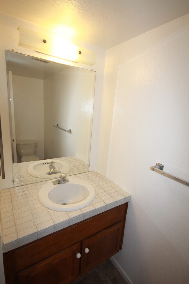 Building Photo - 3 Bedroom/2.5 Bath Townhouse in Heart of UTC