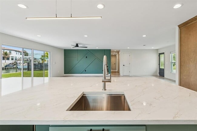 Building Photo - 3921 Versailles Dr