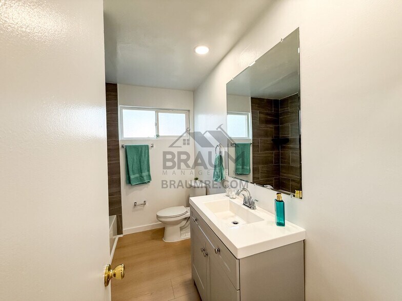 Building Photo - 6041 Whitsett Ave