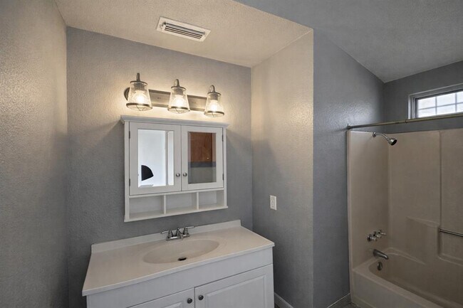 Building Photo - 6901 Shannon Dr