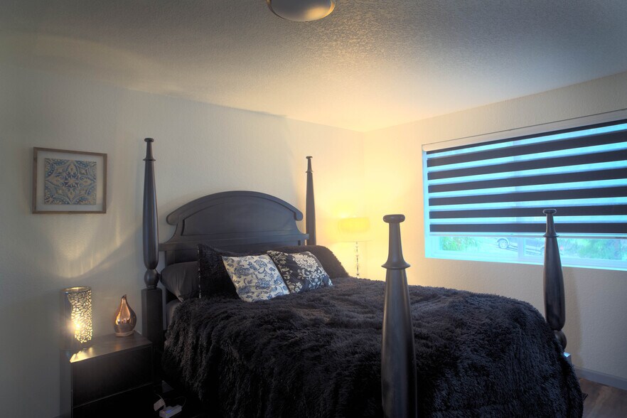 Upstairs room 'black swan' - 1114 Pawnee Ln