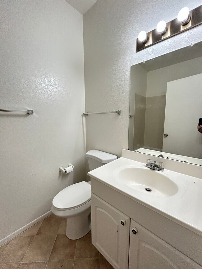 Building Photo - 2 Bedroom, 2 Bathroom Updated Condo