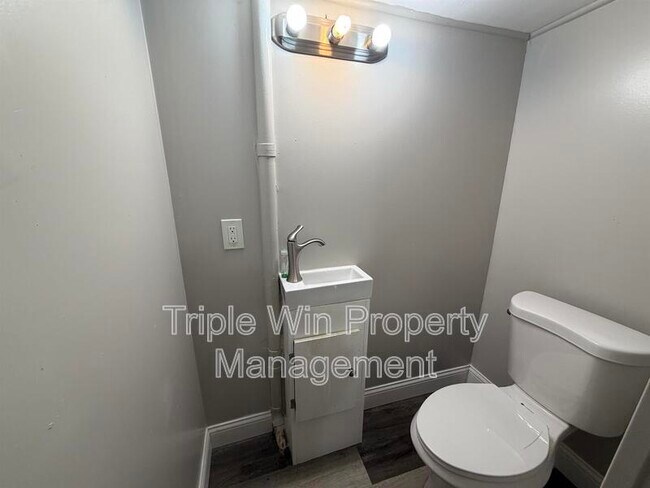 Building Photo - 1570 Mendell Dr