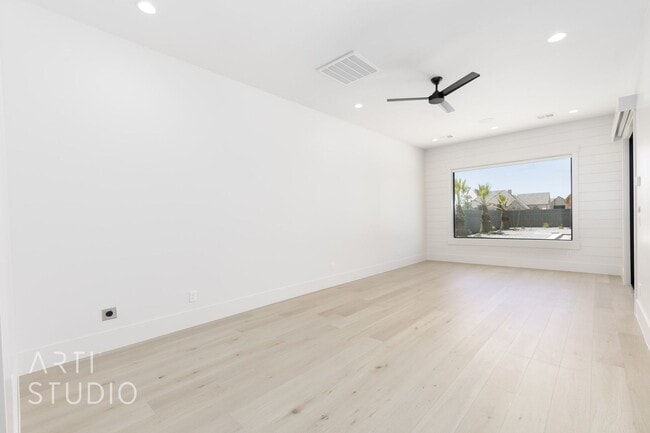 Building Photo - BRAND NEW Gorgeous 6 bed 7 bath with Pool ...