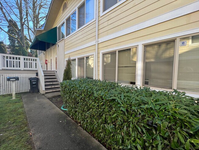 Building Photo - 4-Bedroom North Green Lake Townhouse-Style...