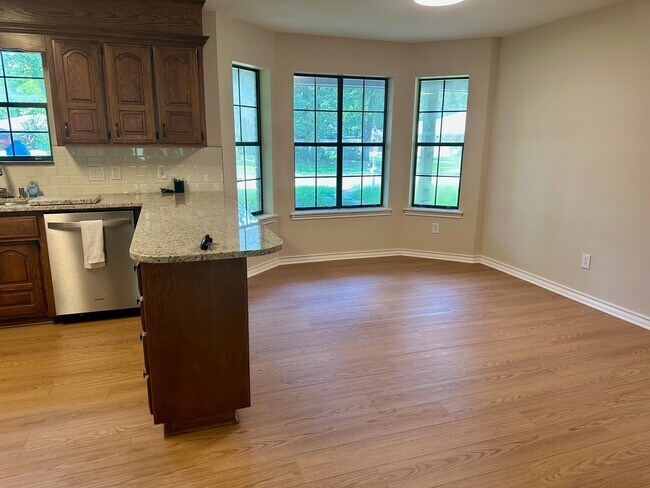 Building Photo - 5802 Kevin St