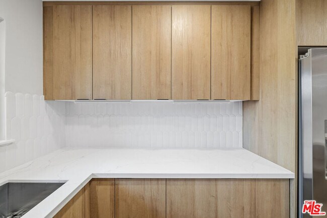 Building Photo - 10557 Reseda Blvd