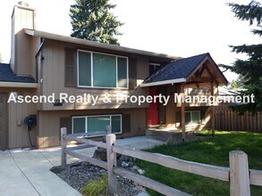 Building Photo - Updated 4 Bed on Cul de Sac Quick Access t...