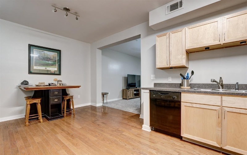 Building Photo - 401 20th St S