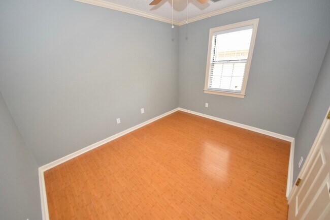 Building Photo - 256 Lombardy Pl