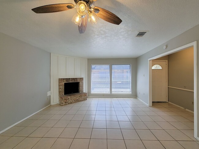 Building Photo - Three bedroom 2 full bath duplex style hom...