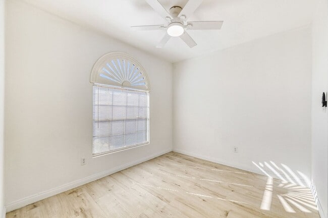 Building Photo - Upgraded 2 Bedroom Condo in a Gated Community!