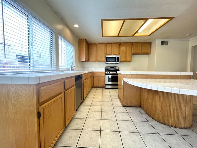 Building Photo - 4 bed, 2.5 bath located in Corona, CA!