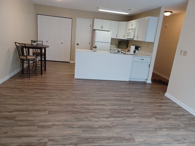 Building Photo - 582 Moull St