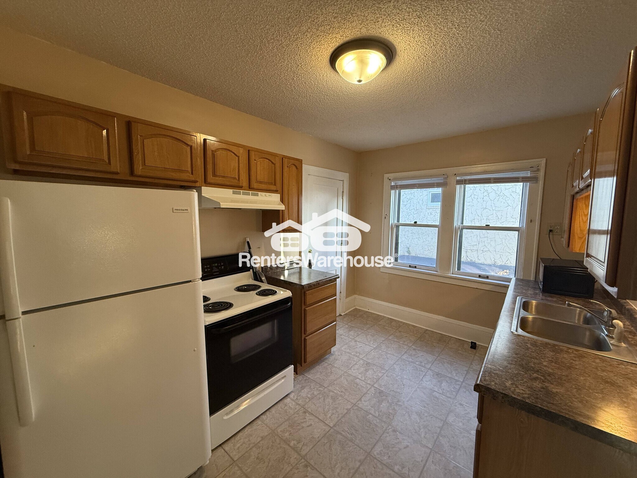 Building Photo - 991 Smith Ave S