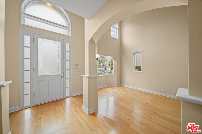 Building Photo - 248 S Swall Dr