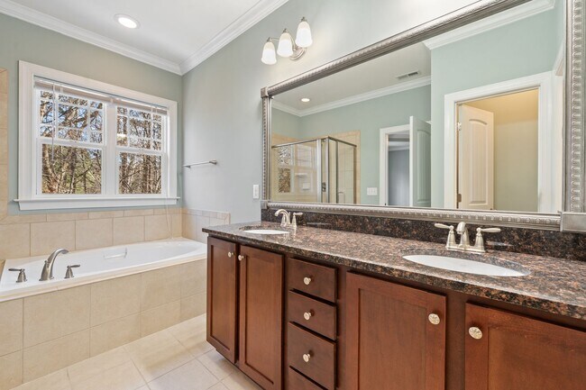 Building Photo - Beautiful Spacious Three Bedroom Townhouse in Carrboro!